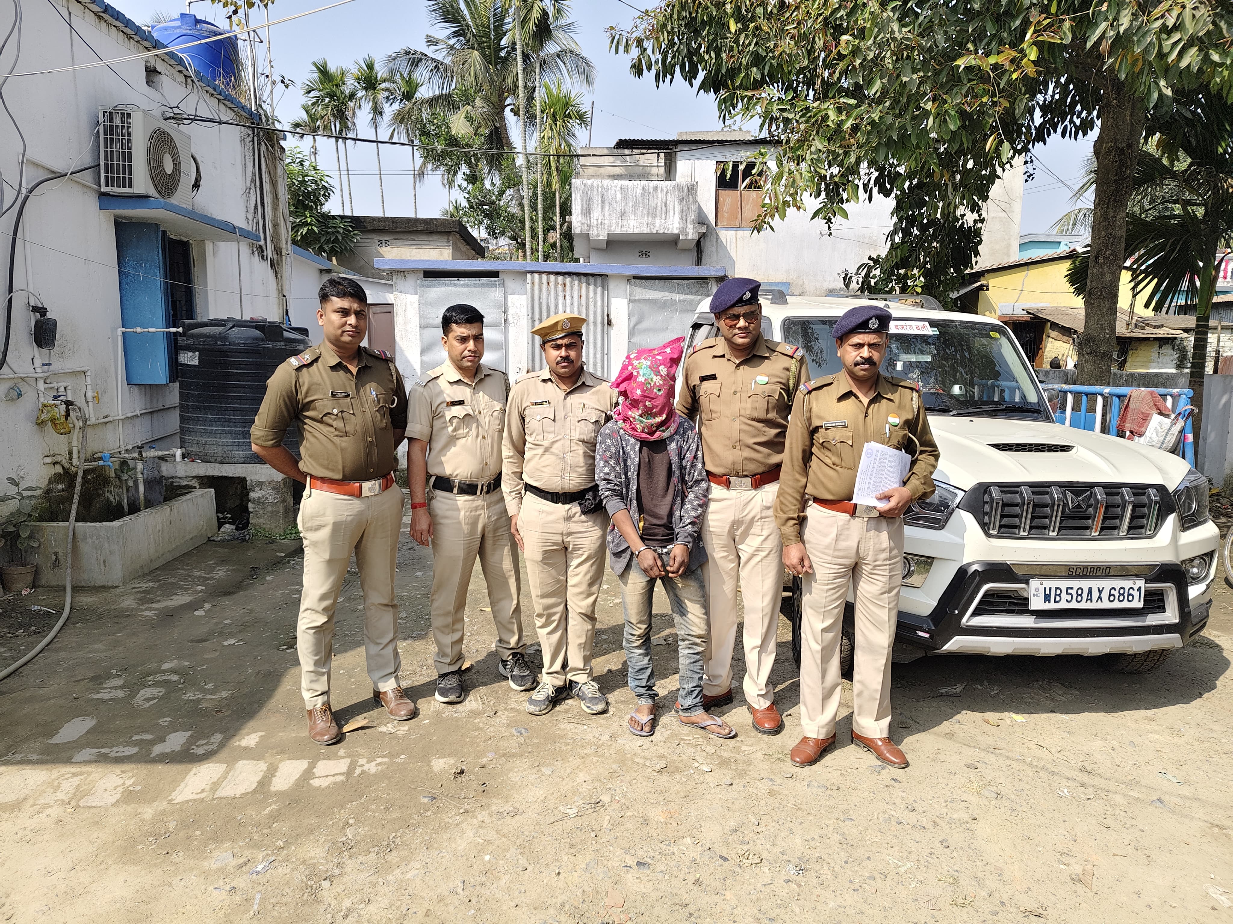 "রাতের চুরি, পুলিশের কড়া হাতে ধরা—গাড়ি চোরের পালাবার কোনও সুযোগ নেই!"