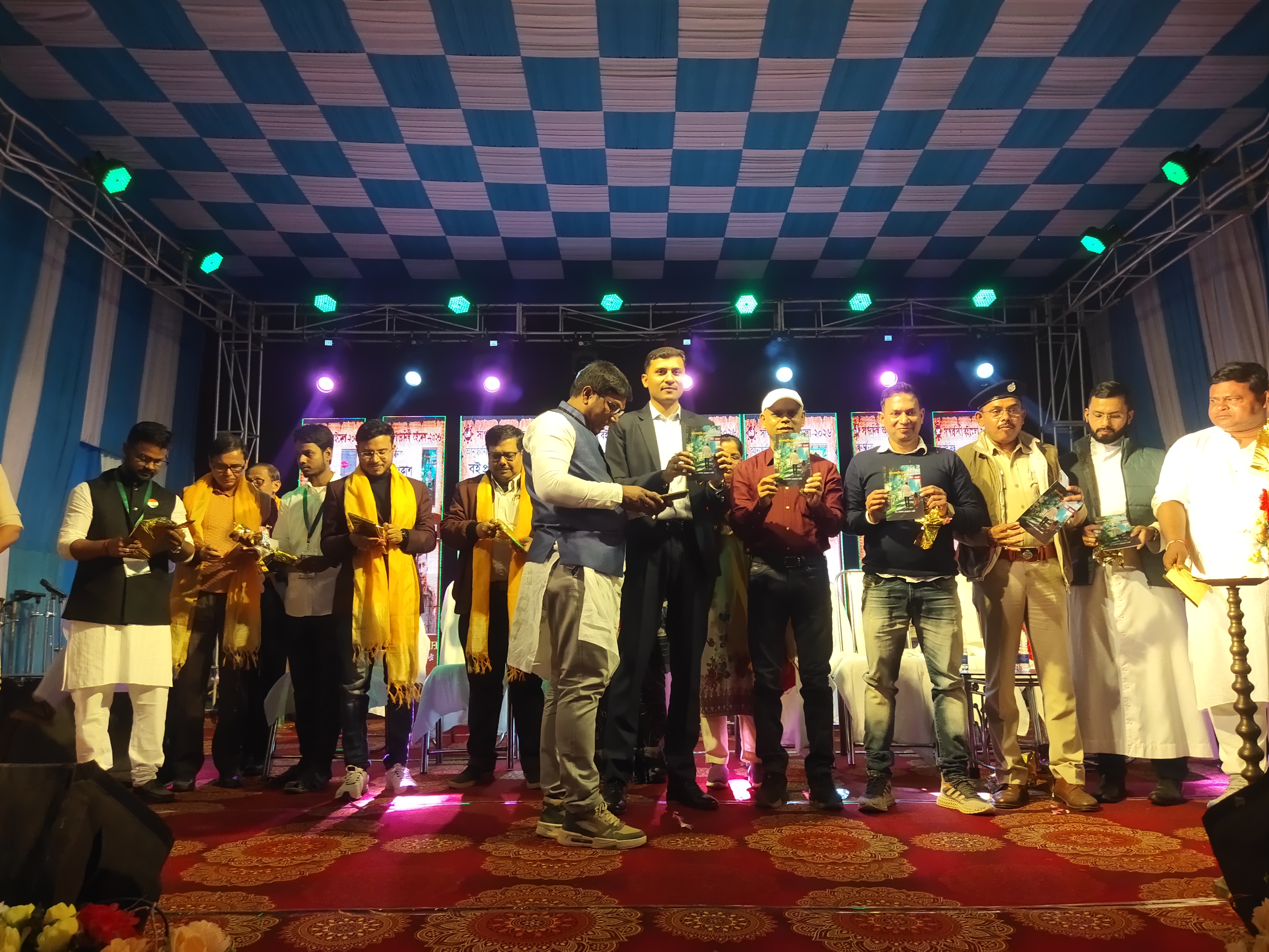 বই দিয়েই বদলানোর চেষ্টা, সাগরদীঘিতে শুরু বই মেলা