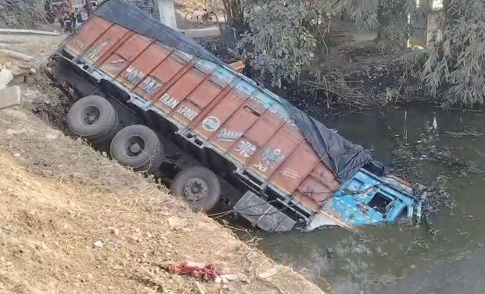 নবগ্রামে কয়লা ভর্তি লরি নিয়ন্ত্রণ হারিয়ে উল্টে পড়ল, চালক অল্পের জন্য বেঁচে গেলেন